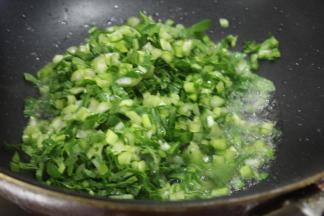 炒到变色即为断生，随后加高汤调味