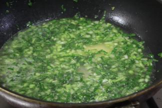 待小米粥熬熟至软烂，加入少量水淀粉勾芡