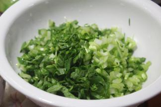 锅内烧油，菜心入锅进行翻炒，油不易过多