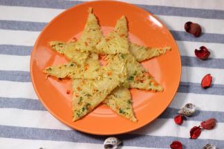 把煎好的饼切好，就可以装盘啦