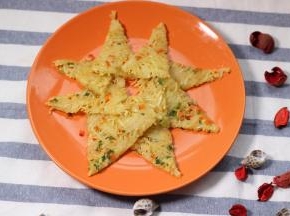 把煎好的饼切好，就可以装盘啦