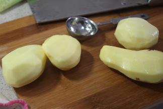 首先将土豆去皮