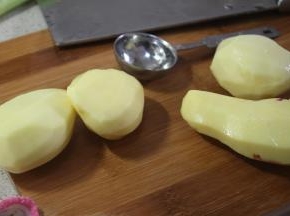 首先将土豆去皮