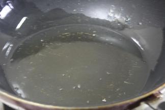 将锅烧热加油至五成油温