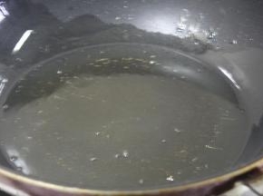 将锅烧热加油至五成油温