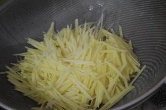 用水冲洗干净后，沥干