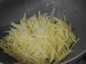 用水冲洗干净后，沥干