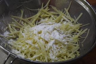 加入盐、鸡精、味精、淀粉，并充分拌匀码味待用