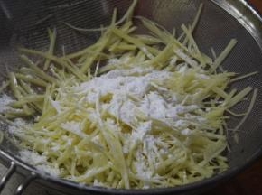 加入盐、鸡精、味精、淀粉，并充分拌匀码味待用