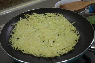 煎的时候需要用锅铲按压土豆丝，使它们黏在一起，便于形成饼状