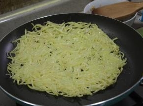 煎的时候需要用锅铲按压土豆丝，使它们黏在一起，便于形成饼状