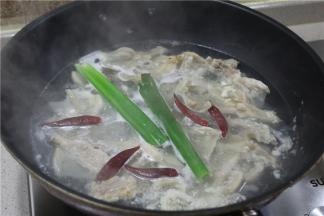 将鸭掌入锅煮25分钟加姜葱、干辣椒一起煮去腥