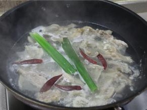 将鸭掌入锅煮25分钟加姜葱、干辣椒一起煮去腥