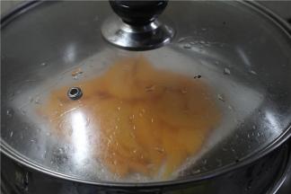 南瓜去皮切片，放入蒸锅内蒸熟，蒸好后将南瓜泥捣成蓉。加入南瓜可以在汤底中增加金色的效果，视觉上看起来更加美观