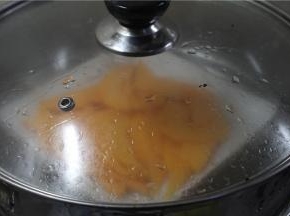 南瓜去皮切片，放入蒸锅内蒸熟，蒸好后将南瓜泥捣成蓉。加入南瓜可以在汤底中增加金色的效果，视觉上看起来更加美观