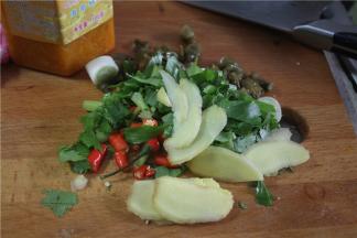 野山椒、小米椒、姜葱香菜，切好备用