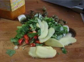 野山椒、小米椒、姜葱香菜，切好备用