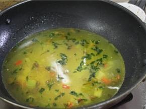 炒香之后加水煮开