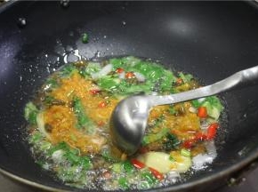 锅内倒入适量的油，油温烧热之后放入切好的底料炒香，然后放入1勺黄灯笼辣椒酱