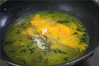 然后将南瓜蓉放进去提取南瓜的颜色