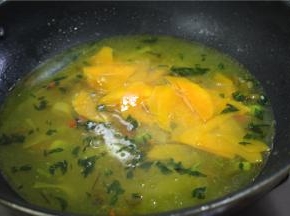 然后将南瓜蓉放进去提取南瓜的颜色