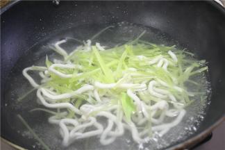 锅内加水烧开，放一点盐，放入土豆粉和青笋氽水，放入盘底