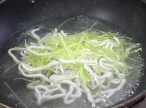 锅内加水烧开，放一点盐，放入土豆粉和青笋氽水，放入盘底