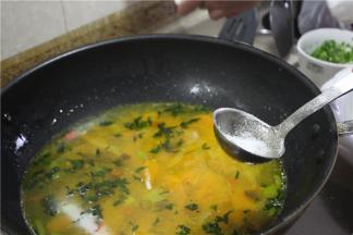 加味精、鸡精、一勺白醋、一小勺料酒、一勺鸡汁提鲜，然后用大火熬汤。