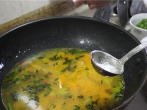 加味精、鸡精、一勺白醋、一小勺料酒、一勺鸡汁提鲜，然后用大火熬汤。