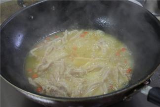 加少许的小米椒增加辣味