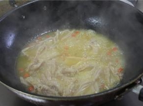 加少许的小米椒增加辣味