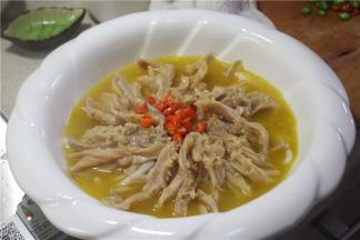 熬好的鸭掌装入盘内，倒入汤汁