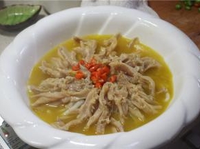 熬好的鸭掌装入盘内，倒入汤汁