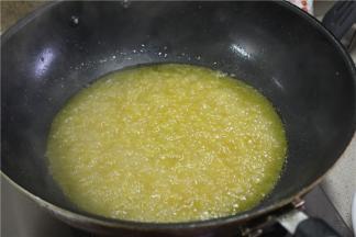 煮到汤汁出香味之后将汤底的渣料打捞出来，只留下汤水