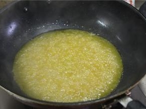 煮到汤汁出香味之后将汤底的渣料打捞出来，只留下汤水