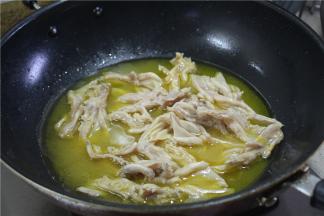 再用熬好的汤料将鸭掌煮入味