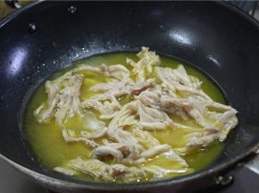 再用熬好的汤料将鸭掌煮入味