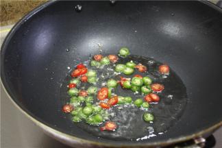 最后锅内烧热油，放入青红椒圈炒30秒