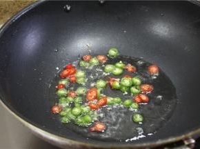 最后锅内烧热油，放入青红椒圈炒30秒