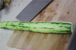 黄瓜去皮，切成合适的段状