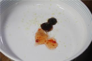 碗内加入适量的味精、鸡精、醋、蚝油、泰国甜辣酱拌均匀