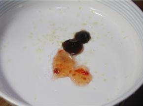 碗内加入适量的味精、鸡精、醋、蚝油、泰国甜辣酱拌均匀