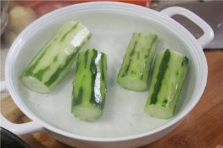 黄瓜最好选择比较水分不是很多的，软一点，这样切出来的黄瓜片不容易断。如果切片的时候经常断的话也可以先将黄瓜用温水泡一下。