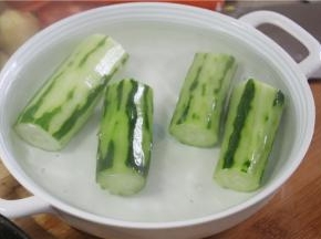 黄瓜最好选择比较水分不是很多的，软一点，这样切出来的黄瓜片不容易断。如果切片的时候经常断的话也可以先将黄瓜用温水泡一下。