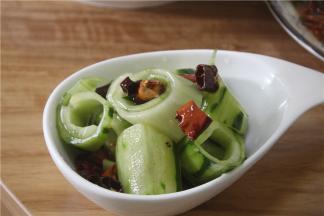 炒好的辣油淋在黄瓜上即可