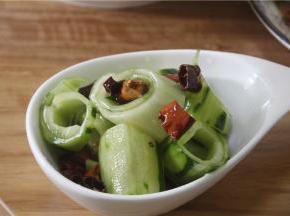 炒好的辣油淋在黄瓜上即可