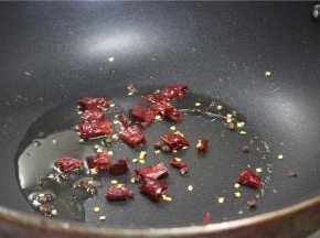 锅内加少许的油，烧热之后放入切好的干辣椒段，小火炒出香味