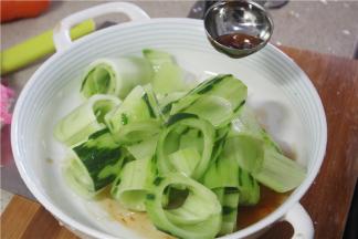 然后倒入黄瓜卷搅拌均匀