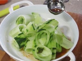 然后倒入黄瓜卷搅拌均匀