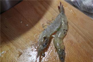 这道菜采用清蒸的手法，最好选择新鲜的活虾，腥味小一些，冰鲜过的虾更适合炒